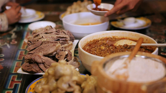 深圳美食纪录片,深圳美食纪录片，探寻城市味蕾的奥秘——实际案例解析说明,科学分析解析说明_UHD款70.701